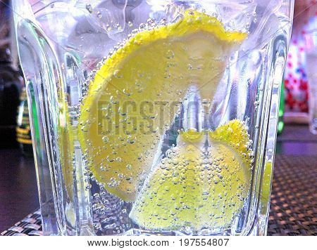 Fizzy sparkling water with slices of lemon