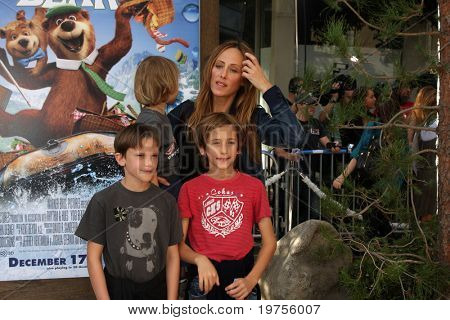 LOS ANGELES - 11 de dic: Kim Raver llega al 