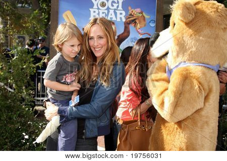 LOS ANGELES - 11 de dic: Kim Raver llega al 