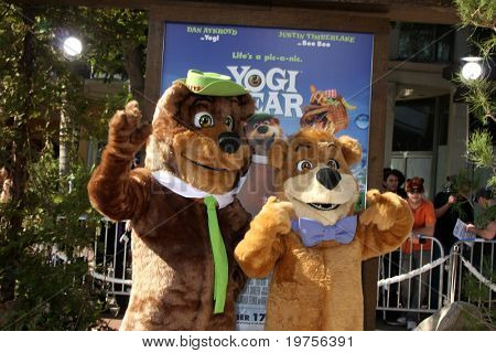 LOS ANGELES - DEC 11: Yogi Bear & BooBoo ankommer til den 