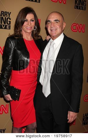 LOS ANGELES - DEC 16: Robert Shapiro & manželka dorazit na CNN 