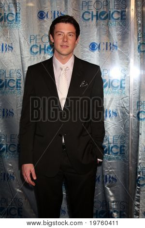 LOS ANGELES - JAN 5: Cory Monteith kommt in 2011 People's Choice Awards im Nokia Theater im LA Li
