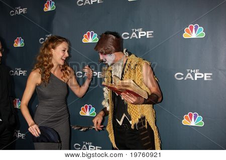 LOS ANGELES - JAN 4: Jennifer Ferrin, cirkus Performer atmosfære ankommer til 