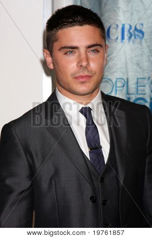Los Angeles jan 5: Zac Efron kommt in 2011 people's Choice Awards Nokia Theatre am la-live-o
