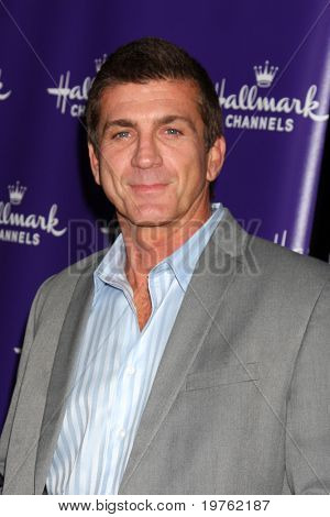 LOS ANGELES – JAN 7: Joe Lando przybywa w stronę TCA Hallmark Zima 2011 w Tournament of Roses