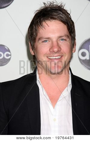 LOS ANGELES - JAN 10: Zachary Knighton arriva presso TCA Winter 2011 della Disney ABC Television Group