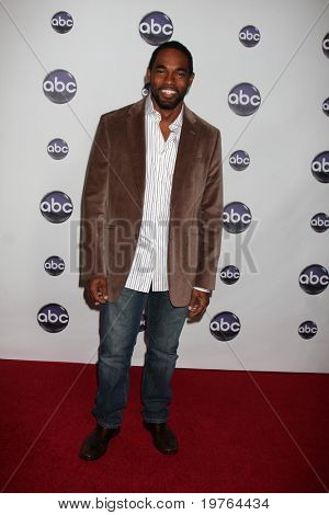 LOS ANGELES - JAN 10: Jason George aankomt op de Disney ABC Television Group TCA Winter 2011 Pre