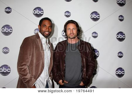 LOS ANGELES - JAN 10: Jason George Martin Henderson arriveert op de Disney ABC Television Group T