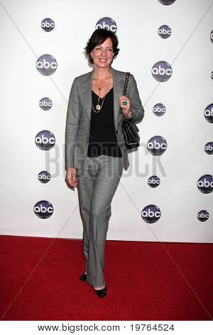 LOS ANGELES - JAN 10: Allison Janney arriva presso TCA Winter 2011 della Disney ABC Television Group P