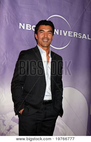 PASADENA, CA - 13 de ene: Ian Anthony Dale llega a la fiesta de la NBC TCA invierno 2011 en Langham Huntin