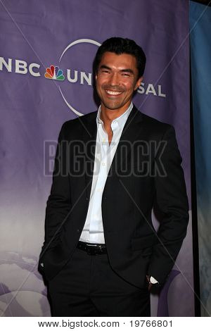 PASADENA, CA - 13 de ene: Ian Anthony Dale llega a la fiesta de la NBC TCA invierno 2011 en Langham caza