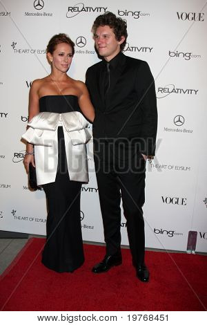 LOS ANGELES - JAN 15: Jennifer Love Hewitt, Alex Beh ankommer til kunst af Elysium 'Himmel' Gala 20
