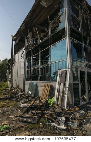 Overlappings and windows of the building left after the huge fire