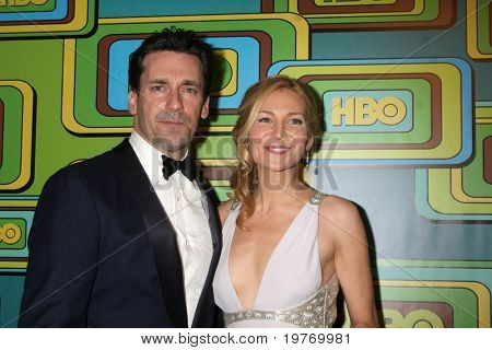 BEVERLY HILLS - 16 JAN: Jon Hamm, Jennifer Westfeldt arrive au HBO Golden Globe Party 2011 à C