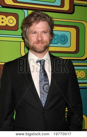 BEVERLY HILLS - JAN 16: Todd Lowe przybywa w HBO Golden Globe Party 2011 w Circa 55 w Beve