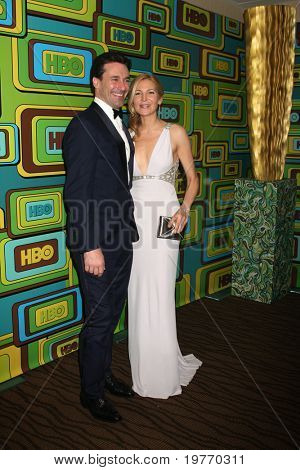 BEVERLY HILLS-JAN 16 : Jon Hamm, Jennifer Westfeldt arrive au HBO Golden Globe Party 2011 à C
