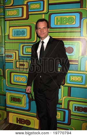 BEVERLY HILLS - JAN 16: Bill Paxton arriva alla HBO Golden Globe Party 2011 a Circa 55 all'essere