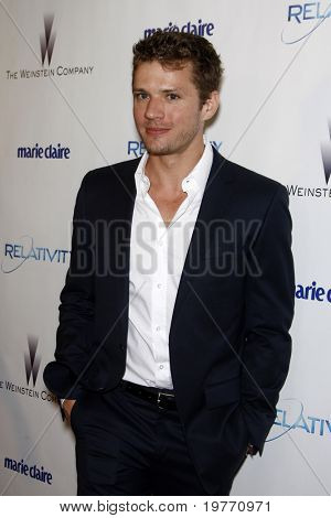 BEVERLY HILLS - 16 de JAN: Ryan Philippe chega a 2011 G na The Weinstein Company e Relativity Media
