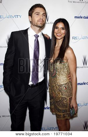 BEVERLY HILLS - JAN 16: Eric Winter, Roselyn Sanchez ankommer på The Weinstein Company 2011 gyldne Gl