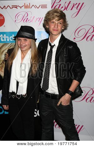 SANTA MONICA, CA - JAN 19: Ali Simpson, Cody Simpson przybywa na 14 urodziny Cody Simpson 