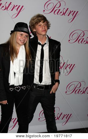 SANTA MONICA, CA - JAN 19: Ali Simpson, Cody Simpson przybywa na 14 urodziny Cody Simpson 