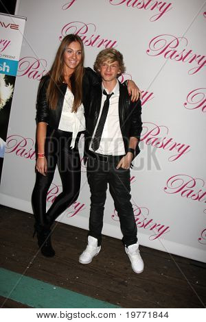 SANTA MONICA, CA - JAN 19: Jazmin Feldman, Cody Simpson arriva alla XIV Par compleanno di Cody Simpson