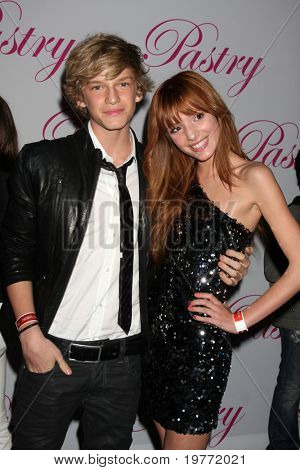 SANTA MONICA, CA - JAN 19: Cody Simpson, Bella Thorne arriva alla 14a festa di compleanno di Cody Simpson 