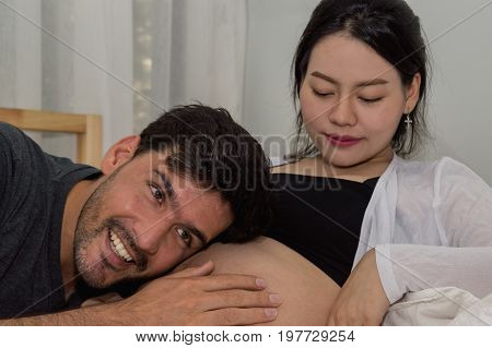 Men listen to pregnant women with a happy home mood.