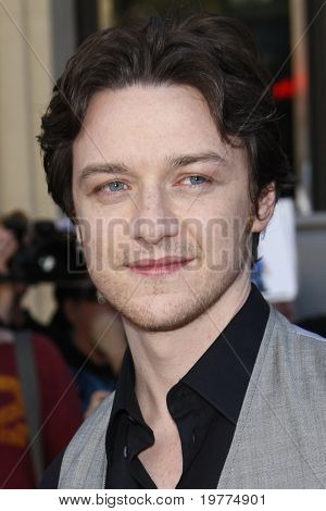 LOS ANGELES - 23 de JAN: James McAvoy llega en el estreno de 
