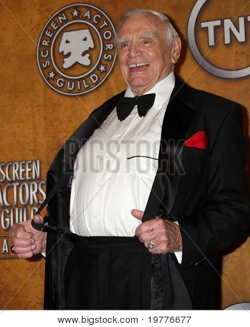 LOS ANGELES - JAN 30: Life Achievement Award modtageren Ernest Borgnine i presserummet på 201