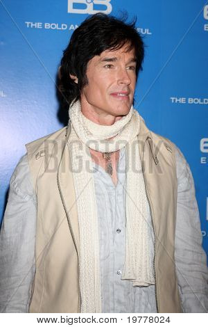 ลอสแองเจลิส - 7 feb: Ronn Moss ที่ฉลองดู 6000th ที่ตัวหนา & สวยที่ CBS Te