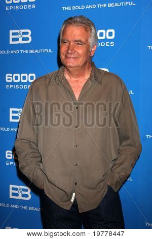LOS ANGELES - FEB 7: John McCook na 6000th Show Celebration na odvážné & krásné na CBS 
