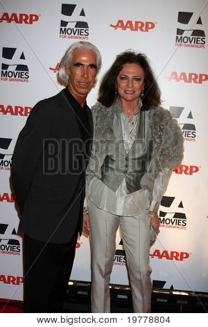 LOS ANGELES - február 7-én: Jackie Bissett (R) megérkezik a AARP 