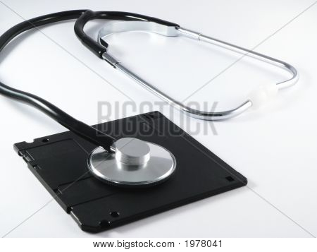 Стетоскоп и флоппи-диск 