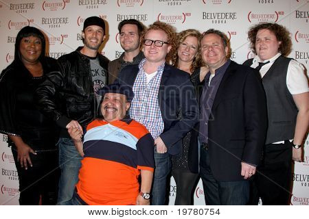 LOS ANGELES - FEB 10: Chuy, Chelsea in letzter Zeit Stimmen kommen am Belvedere RED Special Edition Flasche 