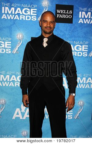 LOS ANGELES - FEB 12: Dondre T. Whitfield přijíždí na recepci nominace 2011 NAACP Image Awards 