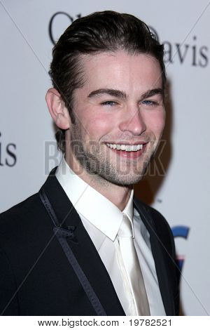 LOS ANGELES - FEB 12: Chace Crawford ankommer til 2011 Pre-GRAMMY Gala og Salute til industrien Ico