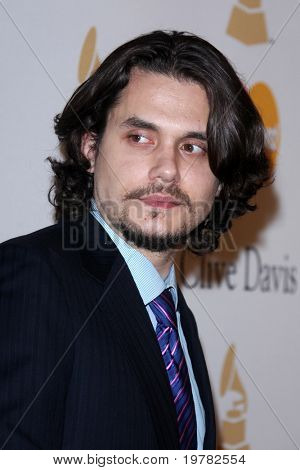 LOS ANGELES - 12 feb: จอห์น Mayer ถึงที่ 2011 Pre-GRAMMY งานและทำความเคารพการอุตสาหกรรมคอน  