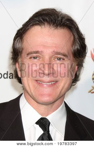 LOS ANGELES - FEB 10: Frank Dicopoulos dorazí na Gala 2011 FAAN Los Angeles v El Rey Theater