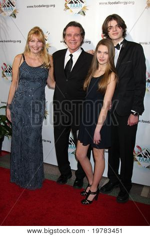LOS ANGELES - FEB 10: Frank Dicopoulos, manželka Helena, syn Jaden, dcera Olivia dorazí na 2011 F