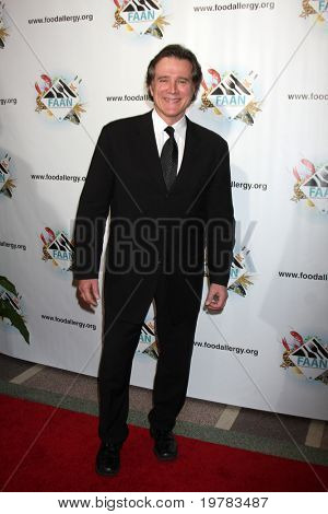 LOS ANGELES - FEB 10: Frank Dicopoulos dorazí na Gala 2011 FAAN Los Angeles v El Rey Theater
