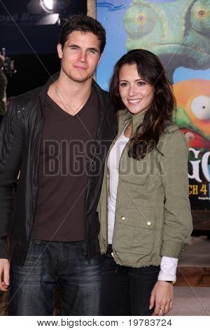 ลอสแองเจลิส - 14 feb: Robbie Amell ริชชี่เลียมาที่พรีเมียร์เหลือ Rango ที่โรงละครวิลเลจ o