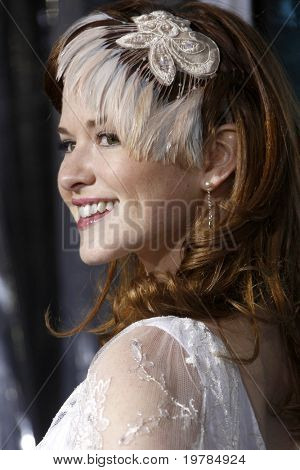 LOS ANGELES - 16 feb: มา Sarah Drew ถึงที่โรง 
