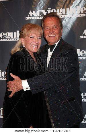 LOS ANGELES - 18 lutego: Shirley Foley Boone, Pat Boone pojawia się w 19 roczne Movieguide nagrody G
