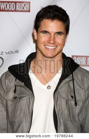 LOS ANGELES - 20 feb: มา Robbie Amell ถึงที่ 24 ชั่วโมงฮอลลีวูดวิ่งที่โรงละคร Ebell Februa