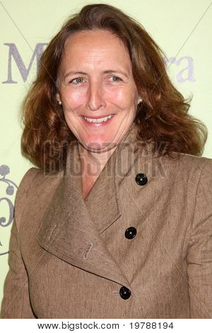 LOS ANGELES - 25 FEB: Fiona Shaw arriva al quarto annuale donne nel Film Pre-Oscar Cocktail Party  