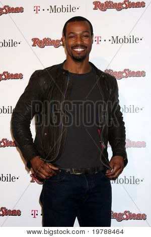 LOS ANGELES - FEB 26: Esajas Mustafa ankommer til Rolling Stone Pre-Oscar Bash 2011 på W Hotel o