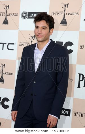 SANTA MONICA, CA - FEB 26: Josh Radnor dorazí na 2011 Film Independent Spirit Awards na B