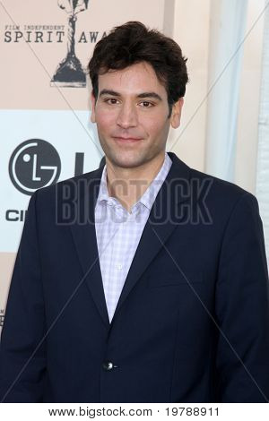 SANTA MONICA, CA - FEB 26: Josh Radnor dorazí na 2011 Film Independent Spirit Awards na B