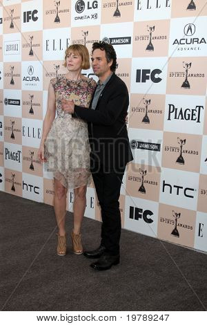SANTA MONICA, CA - 26 FEB: Sunrise Coigney; Mark Ruffalo arriva presso il 2011 Film indipendente Spiri